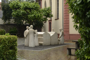 Opferdenkmal Oberursel: Am 7. Juli 2013 konnte die siebte Figur hinzugefügt werden.